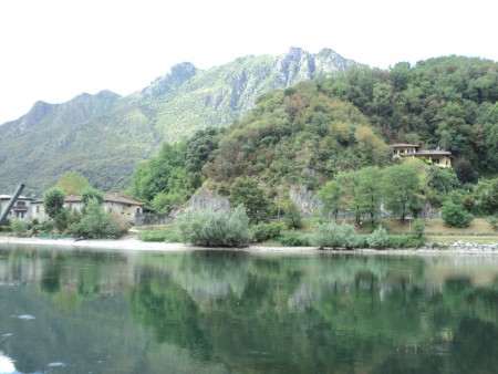 Il Resegone si affaccia sul lago.